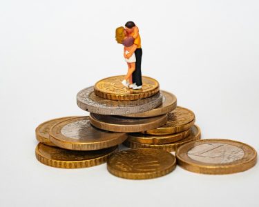 Financial warning signs in love