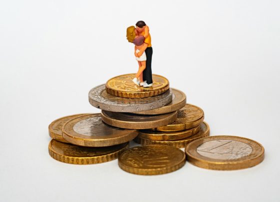 Financial warning signs in love