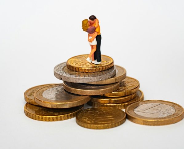 Financial warning signs in love