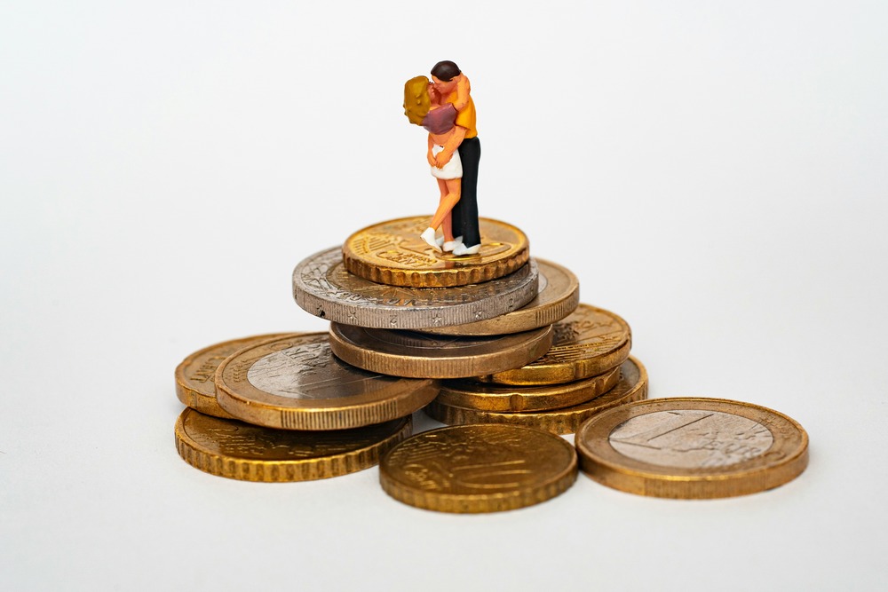 Financial Warning Signs in Love